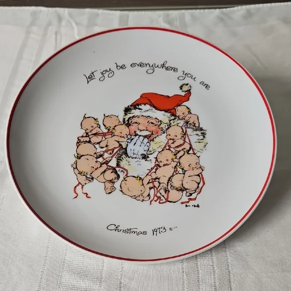 Vintage Christmas Plate with Santa Design - Picture 1 of 3